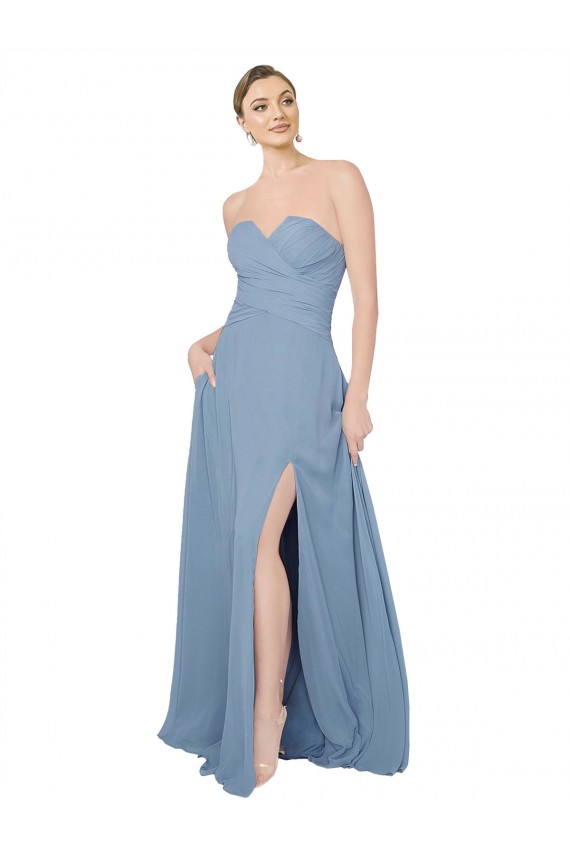 Großhandel Staubiges Blau A-Linien Trägerlos Chiffon Lange Brautjungfernkleider
