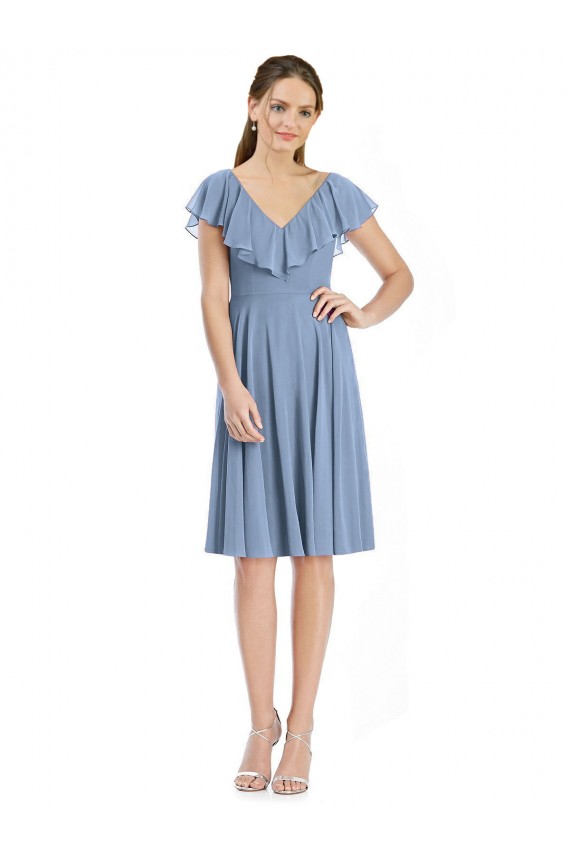 Großhandel Staubiges Blau A-Linien V-Ausschnitt Knielang Cocktail Chiffon Kurze Brautjungfernkleider