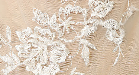 Zarte Stickerei | BridalInStyle